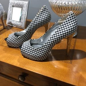 Guess peep toe pumps